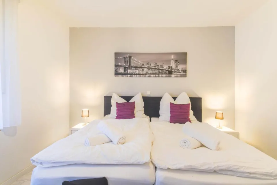 2 Zimmer, Balkon, Arbeitsplatz, Boxspringbett