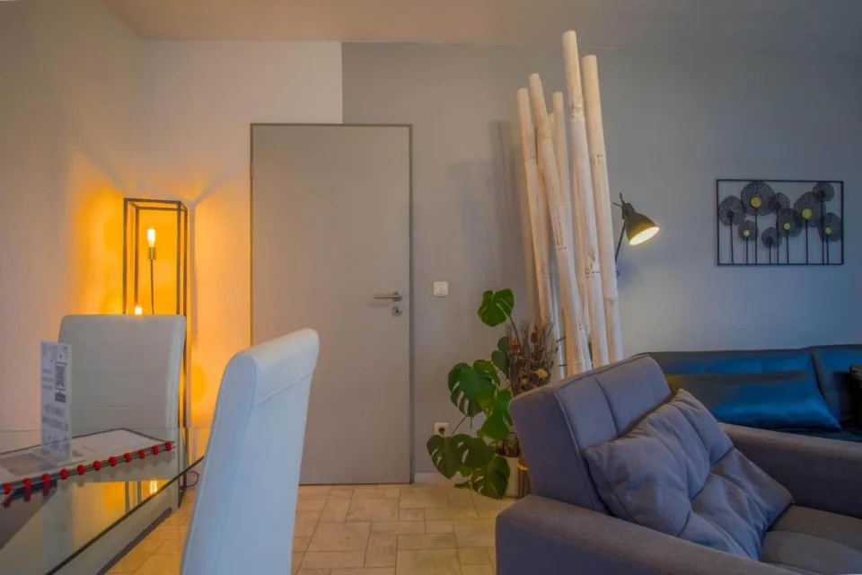 2 Zimmer, Balkon, Arbeitsplatz, Boxspringbett