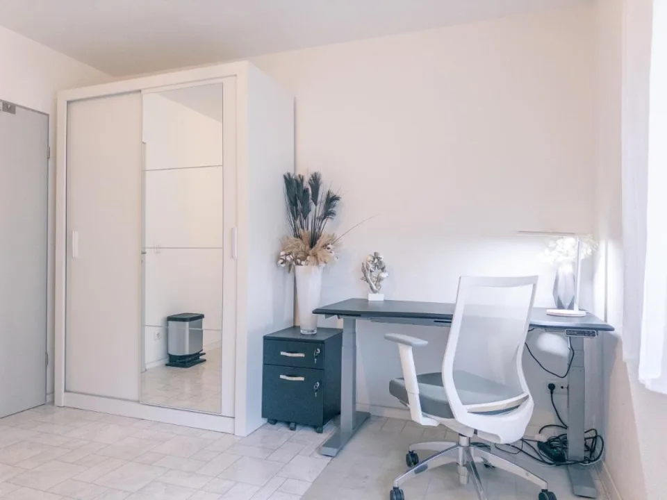 2 Zimmer, Balkon, Arbeitsplatz, Boxspringbett