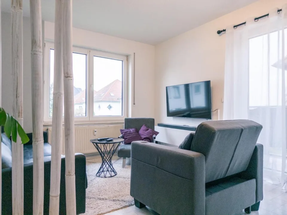 2 Zimmer, Balkon, Arbeitsplatz, Boxspringbett